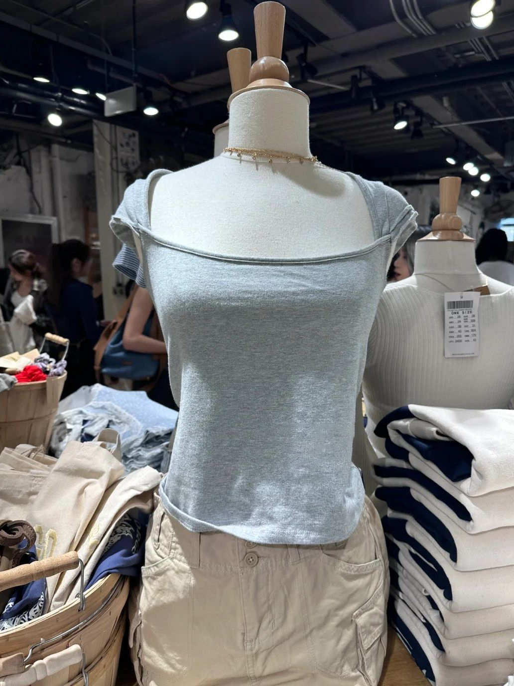 เสื้อยืดคอปกสี่เหลี่ยมสีเทาแบบใหม่สำหรับผู้หญิงเสื้อครอปแขนสั้นผ้าฝ้ายจับจีบนุ่มใส่สบายน่ารักวินเทจ Y2k เรียบง่ายฤดูร้อน