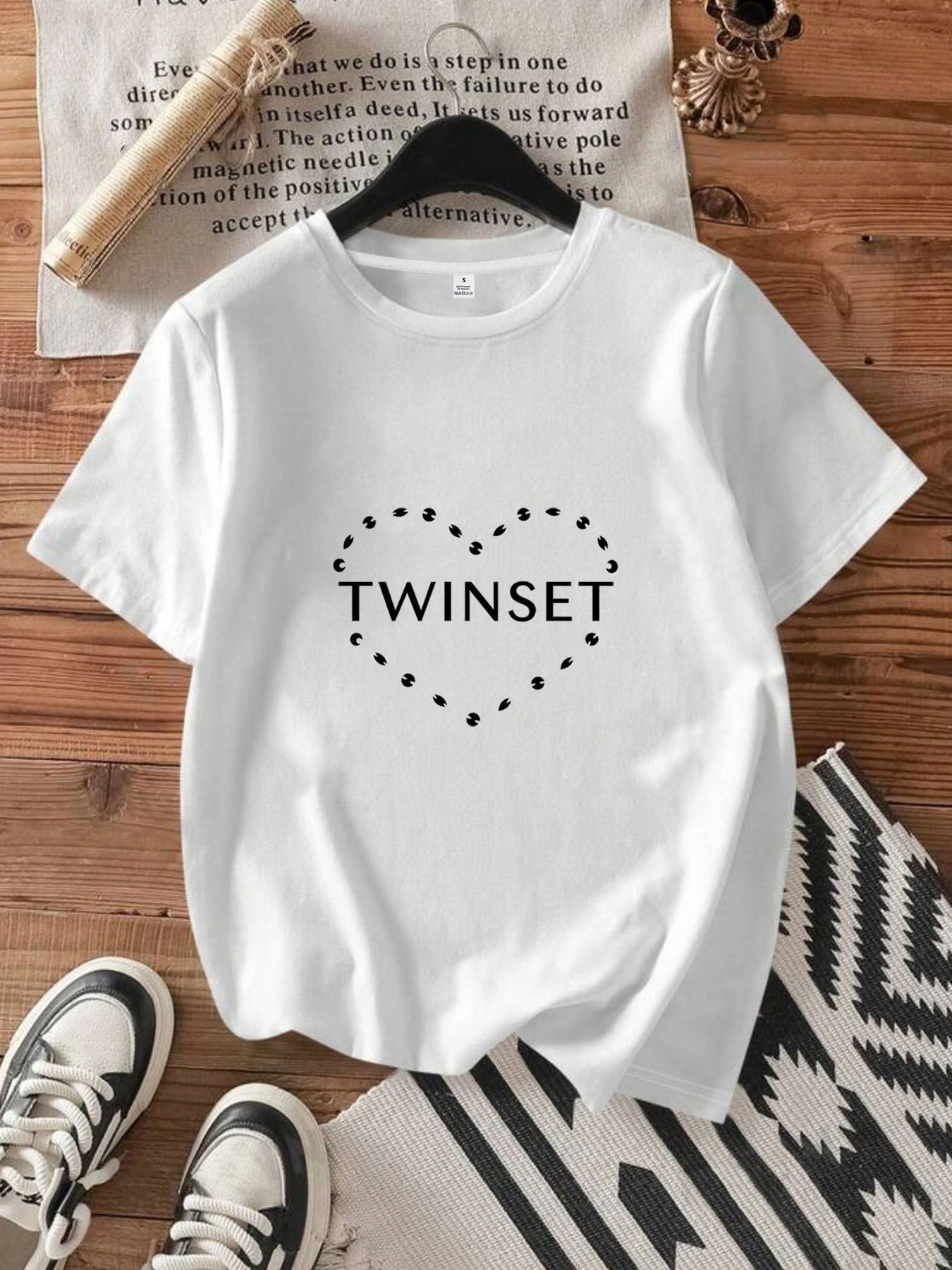 【12024】Camiseta feminina com estampa de letras, gola redonda, manga curta, estampa fashion, meia manga, camiseta elástica
