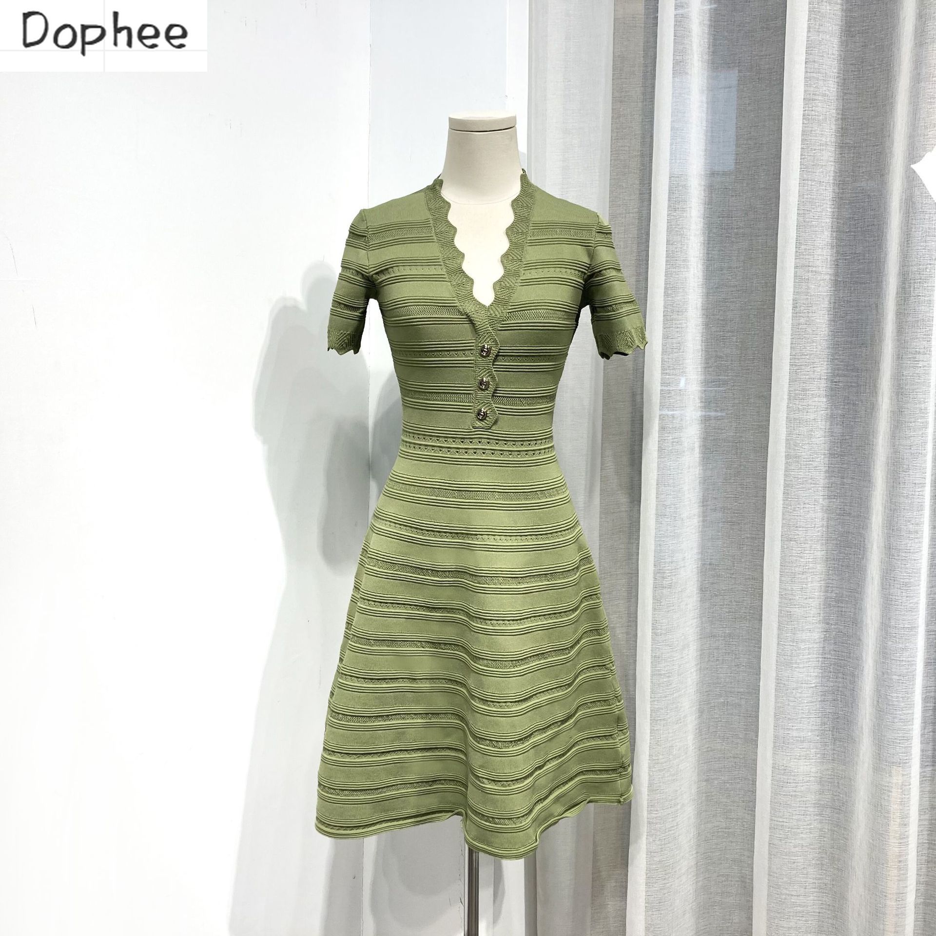 Hochwertiges grünes Damen kleid 2023 neue Sommer mode Elegantes Wellen-V-Ausschnitt Kurzarm Aushöhlen A-Linie knielanges Strickkleid