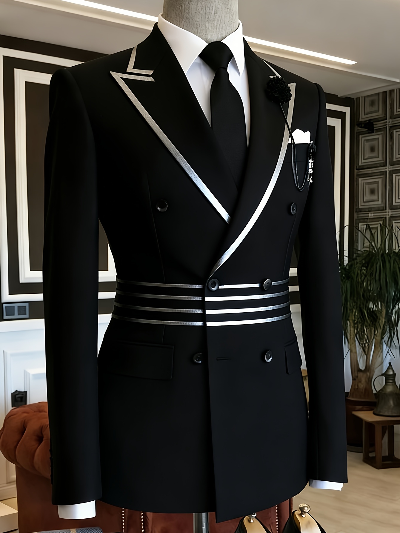 Blazer da uomo nero doppiopetto con profili argento, decorazioni a strisce multiple in vita, spilla a fiore sul revers, vestibilità slim, per matrimonio, sposo, formale