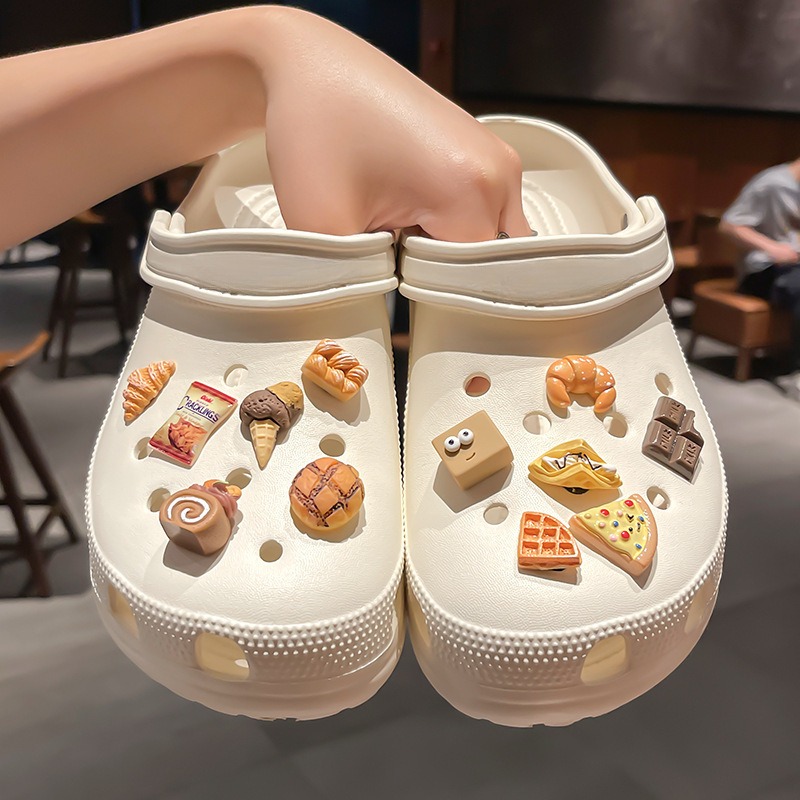 12 Uds gran oferta DIY zapatos con agujeros dijes comida y postres accesorios diseñador calidad jardín zapato decoración niña regalo 2025 nuevo
