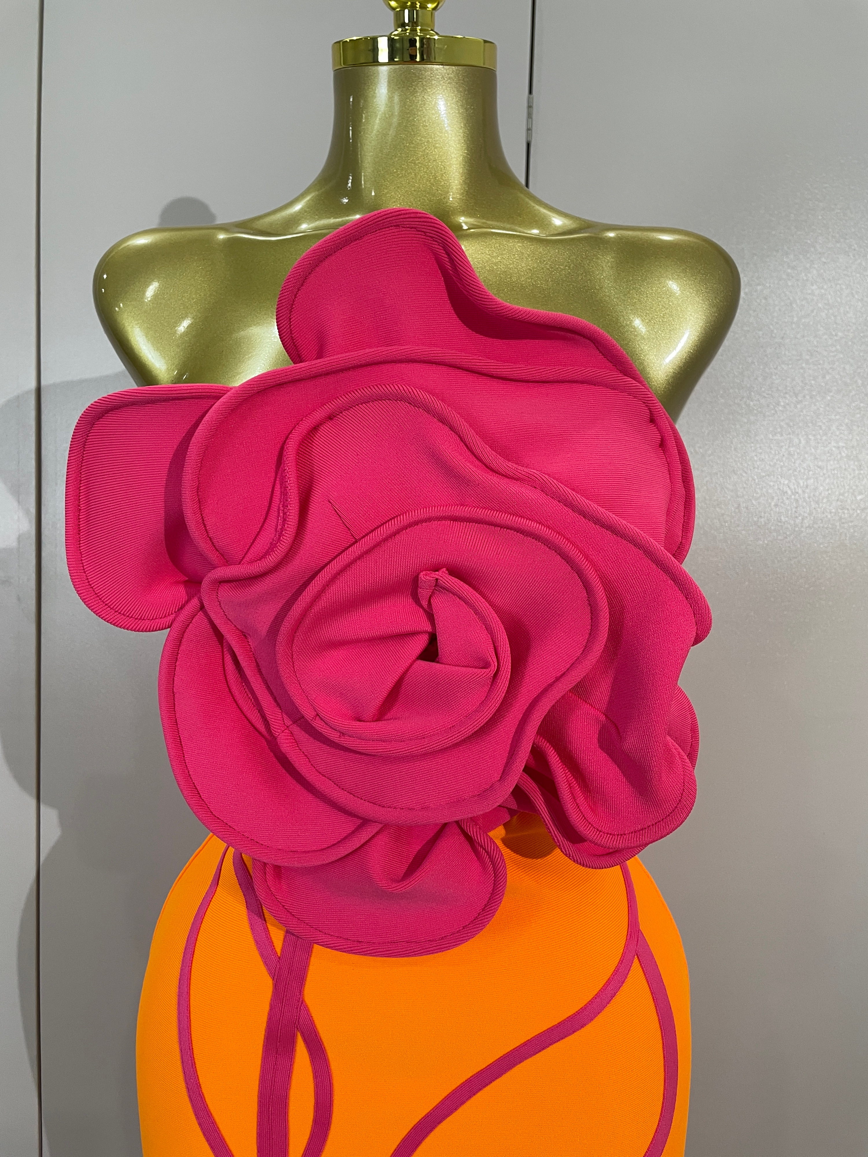 Damen Abendkleid für Prominenten-Events, Clubpartys und Luxus-Geburtstage – Elegantes, sexy, trägerloses, rückenfreies, figurbetontes Bandage-Maxikleid mit großer Blume