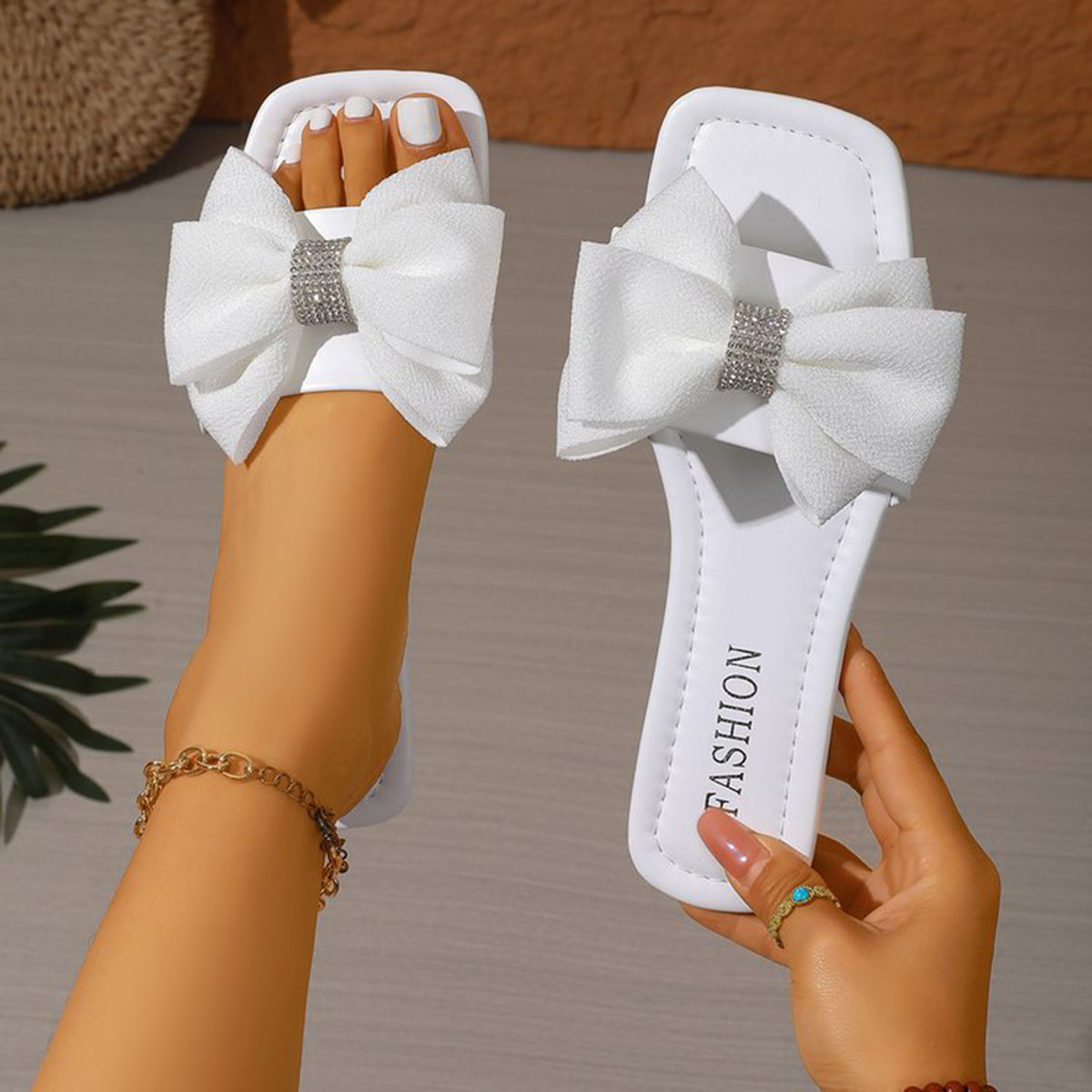 2026 New Summer Women's Bow Design Fashionable and Comfortable Casual Slippers Outdoor Non Slip and Wear Resistant Flat Sandals