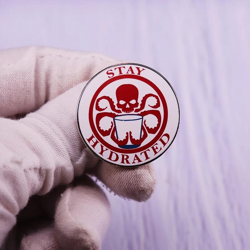 Stay Hydrated Pin Skull Octopus Cup spilla distintivo estetico della serie comedica