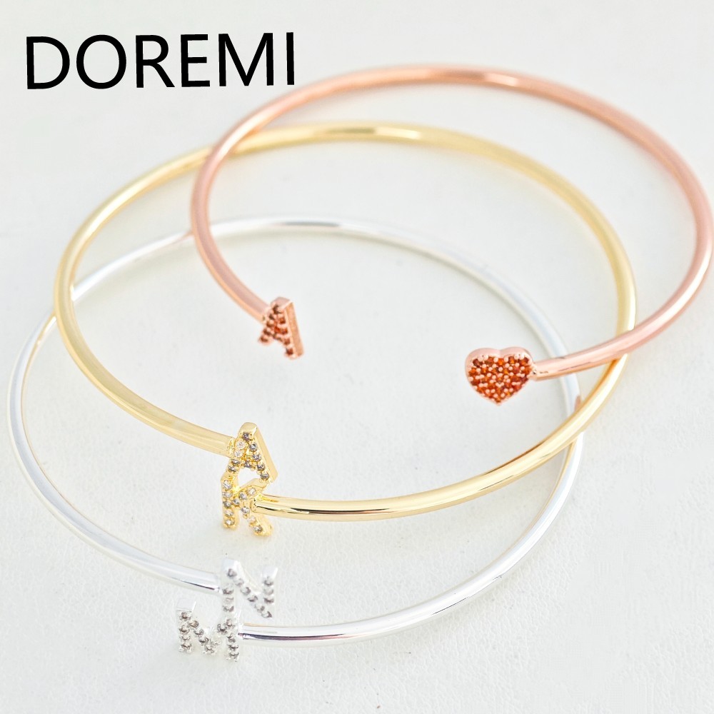 กำไลข้อมืออักษรภาษาอังกฤษแบบกำหนดเอง DOREMI กำไลข้อมืออักษรย่อสำหรับเด็กผู้หญิง ของขวัญเครื่องประดับคริสต์มาส กำไลข้อมือแบบปรับแต่งได้ ขนาดตัวอักษร 6 มม.