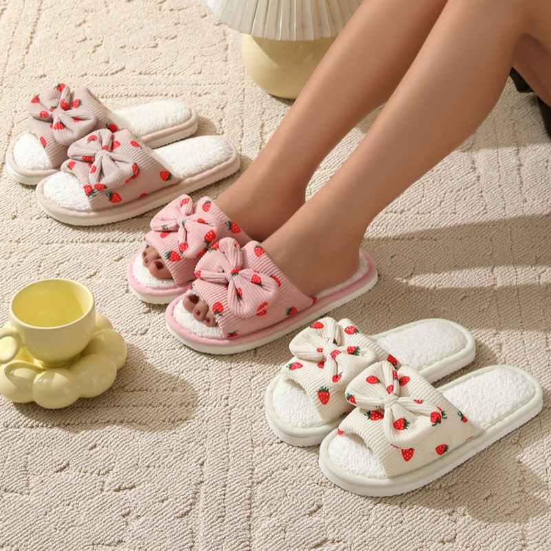 Zapatillas de casa con lazo de fresa para mujer, zapatos cálidos de felpa planos y ligeros, cómodas zapatillas de interior antideslizantes para invierno