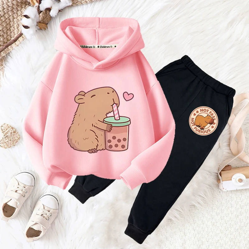 Setelan hoodie + celana dua potong motif capybara minum bubble tea, gaya kasual nyaman dan hangat untuk anak perempuan, cocok untuk musim gugur dan musim dingin.