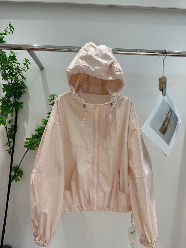新しい薄いショート丈の女性用ウィンドブレーカーデザイナー日焼け止めファッションアウターウェア春夏秋季節軽量ジャケット