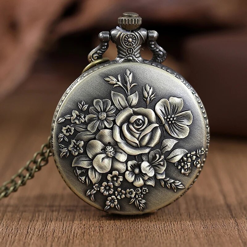 Relógio de bolso de quartzo com algarismos romanos, masculino, feminino, caixa oca, designs esculpidos, colar, melhores presentes para homens e mulheres