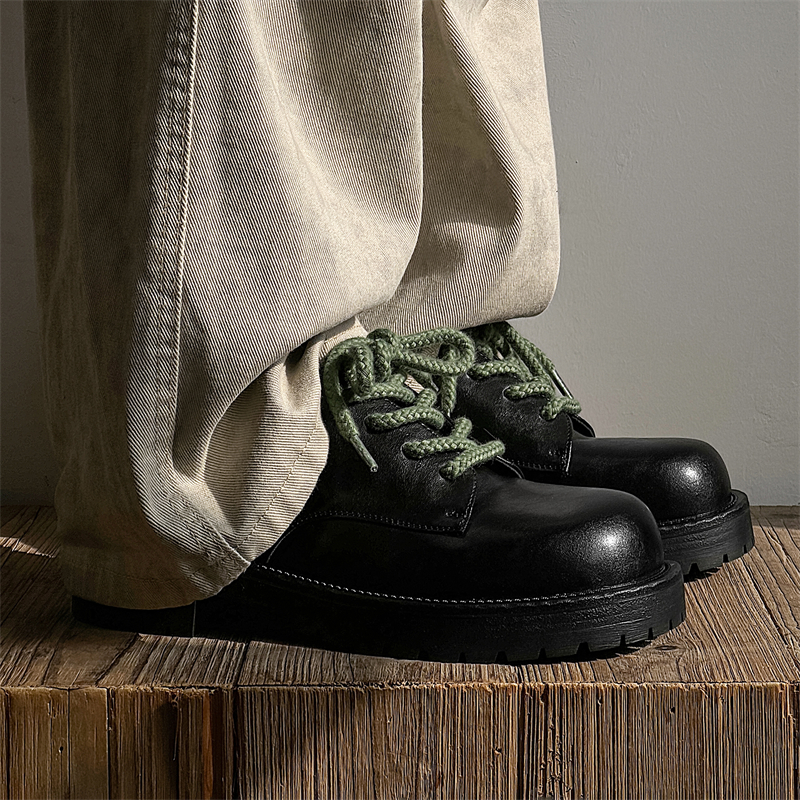 Herren-Lederschuhe mit dicken Sohlen, neuer Stil des Modedesigners, trendige Outdoor-Party, schwarze Jugendqualität, heiß verkaufte Schuhe, neu
