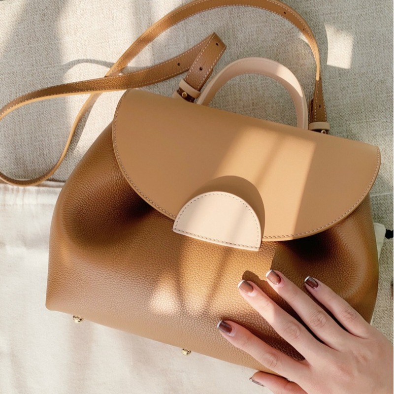 2026 nieuwe modieuze en elegante Franse niche-tas met handvat en schouderband, luxe commuter-tas met lachende varken-print