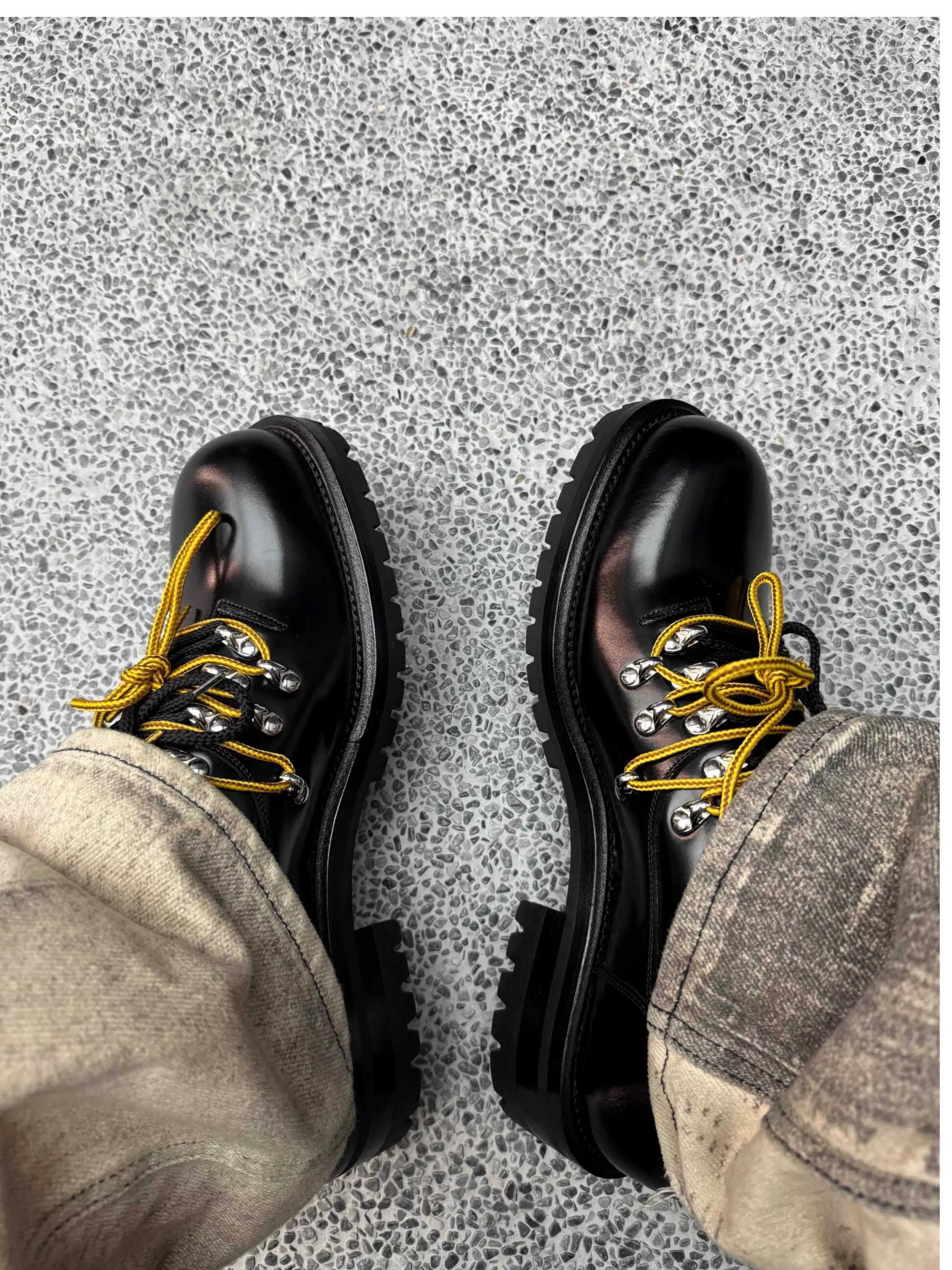 Sapatos masculinos pretos retrô de sola grossa, decoração de rebite de metal, derby, salto baixo, bico redondo, cadarços de dois tons, estilo britânico, lofers casuais
