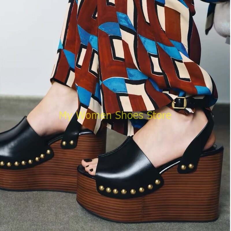 Sandales compensées noires en cuir à boucle cheville et bout ouvert, style défilé, collection été 2026, chaussures habillées pour femme, sur mesure