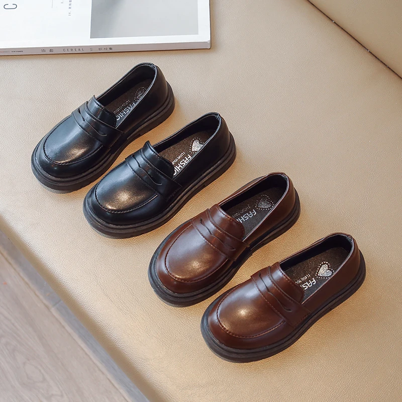 Mocassini per bambini in stile europeo e americano per ragazzi e ragazze Primavera Nuove scarpe in pelle per bambini retrò in tinta unita traspiranti 2024