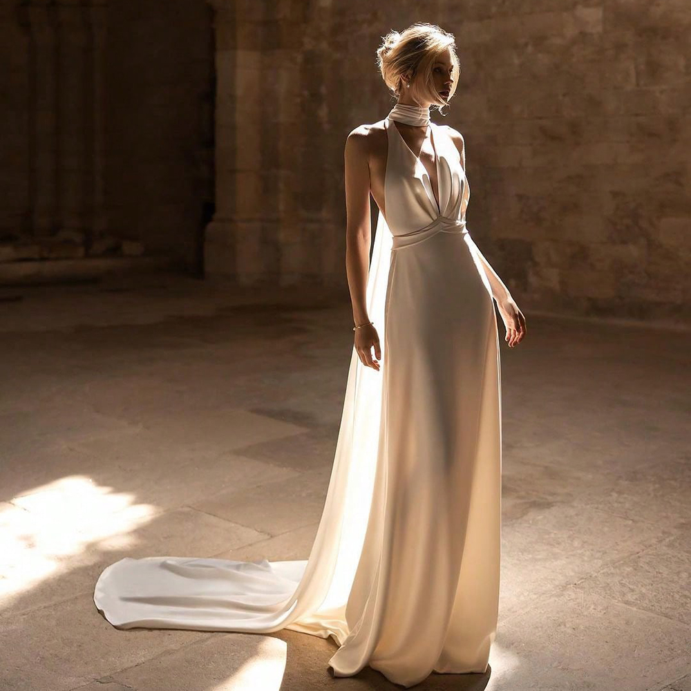 Vestido de novia satén marfil sin mangas cuello halter escote V profundo espalda descubierta cola larga minimalista elegante, vestido nupcial sencillo para boda playa, ceremonia y fiesta, ideal para bodas al aire libre