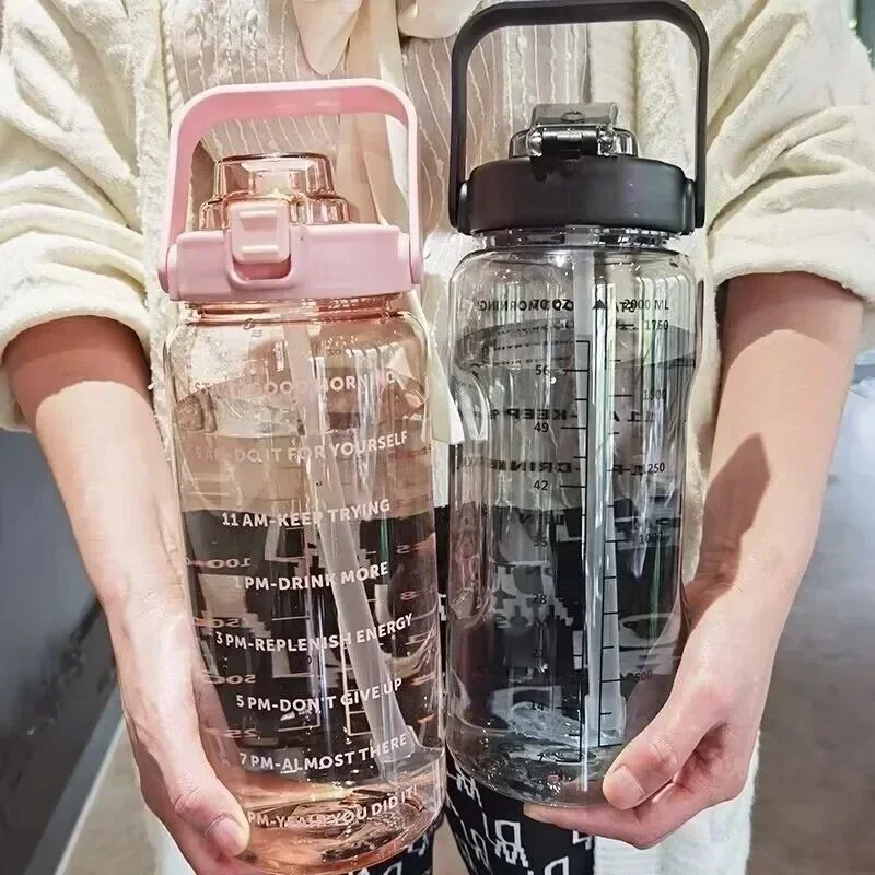 밀짚 및 시간 표시가 있는 2L 휴대용 물병, 야외 스포츠 및 피트니스용 대용량 플라스틱 음료수 병