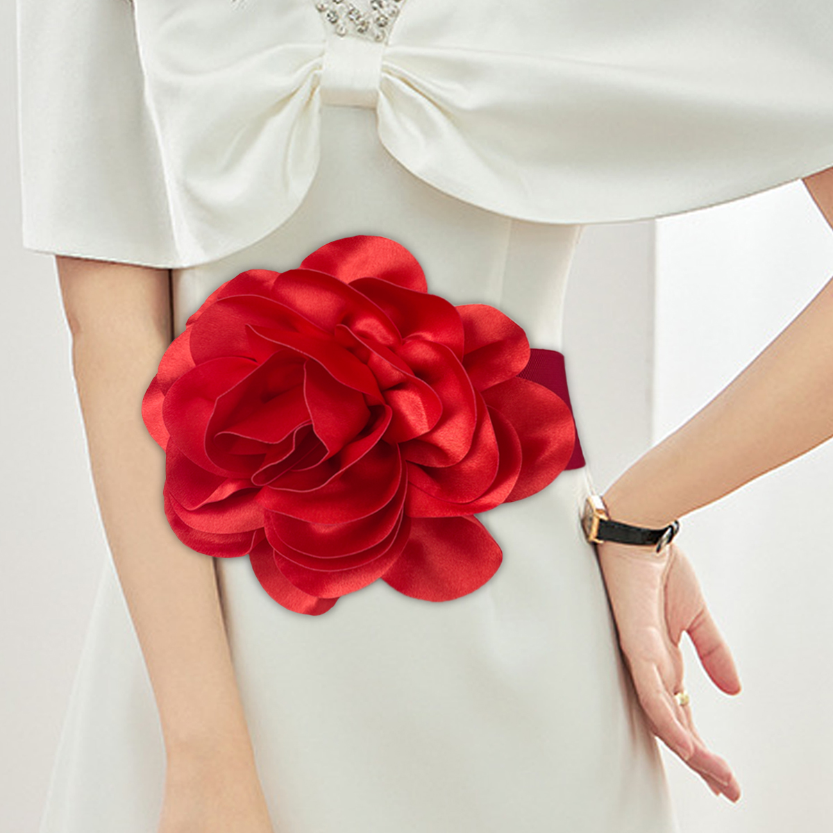 Vielseitiges rotes großes Blumendekor mit breitem Bund, rotem elastischem Bund, Damenkleid mit Accessoires und verlängertem Sk