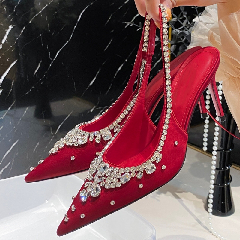 Nowe czółenka typu slingback: z ostrym noskiem, z zakrytymi palcami, ozdobione cyrkoniami, idealne na bankiety i wesela.