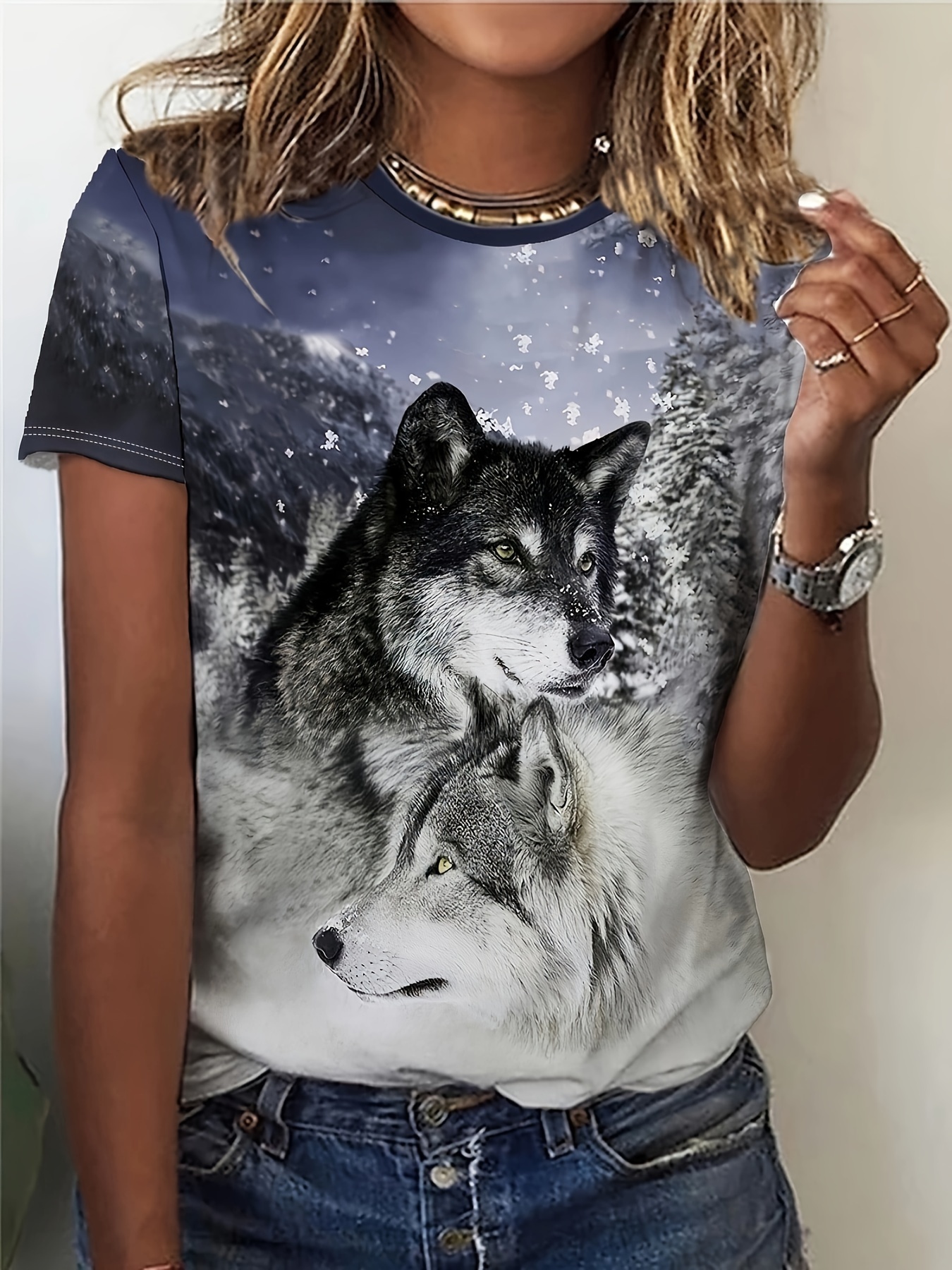 Navy Winter Wolf Dames-T-shirt - Majestic Wolf Pair & Snowy Mountain Graphic, Wild Nature Print Design voor casual dagelijks gebruik