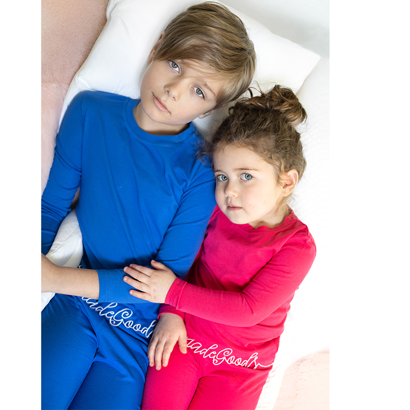 Ali Plus SS25 pijama de bebé y niña rosa y azul intenso y camisón de niña con ribete bordado