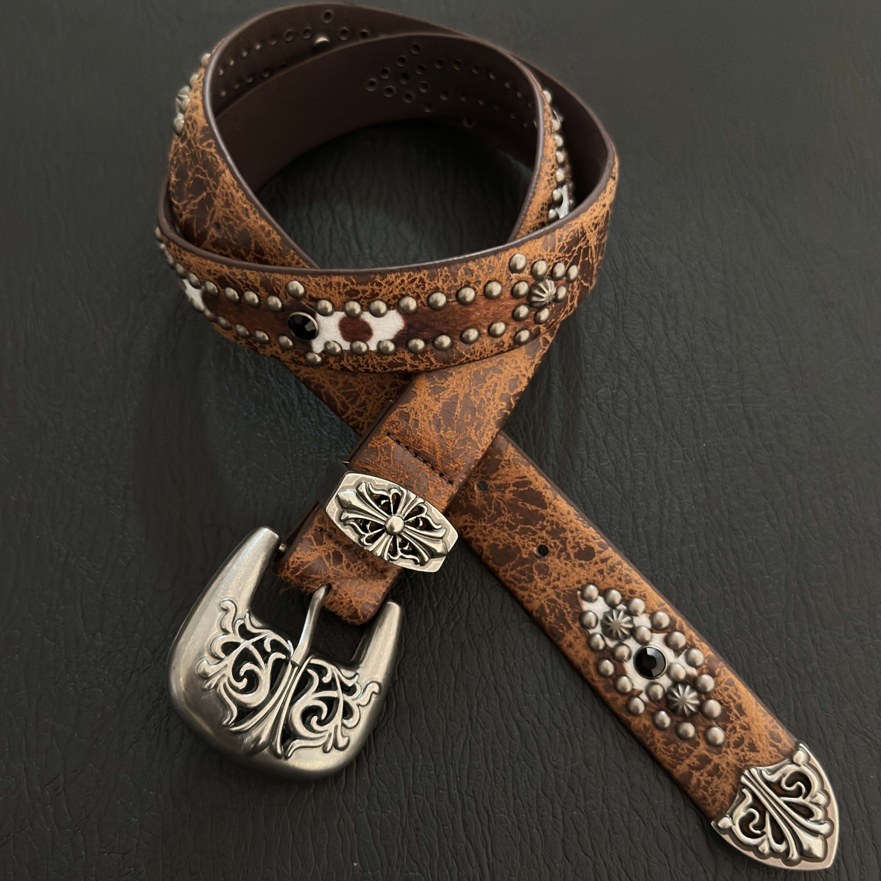 Vintage handgemaakte lederen riem met verweerd metaal en gegraveerde details, riem met rivets, modieus bijpassend accessoire, street punk