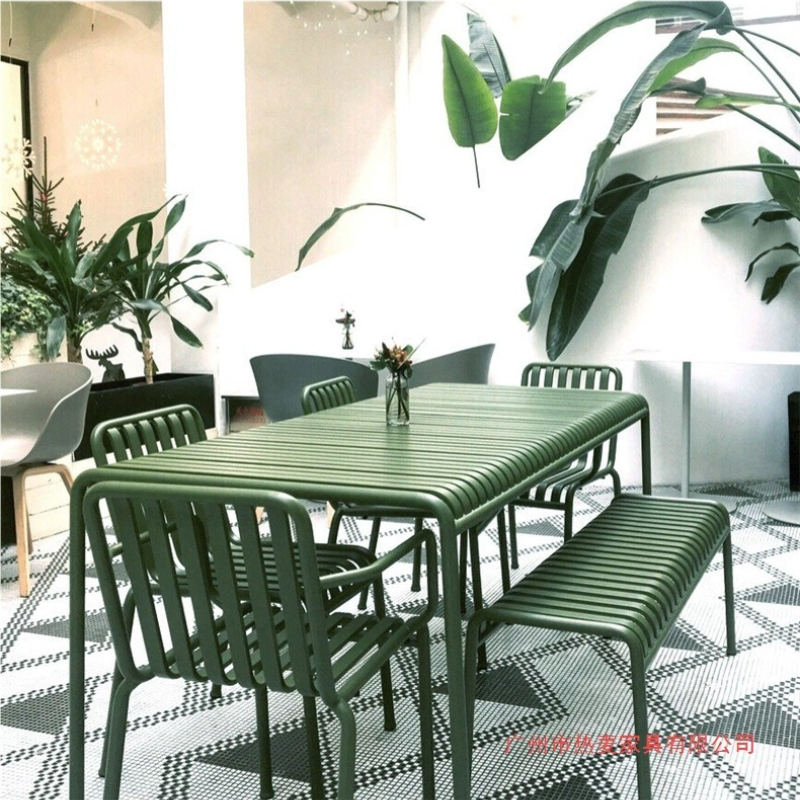 Moderne vrijetijdsbesteding voor buiten, tafels en stoelen op de binnenplaats, eenvoudige tuincafé, buitenbalkon, smeedijzeren combinatie