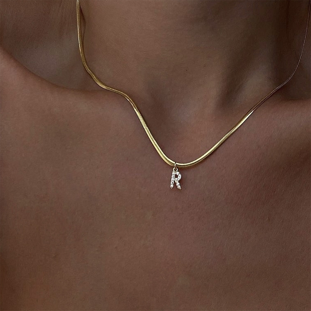 Vnox A-Z Tiny Women Initial Necklace, Small Bling Letter Girl Chain Choker, wisiorek ze stali nierdzewnej w kolorze złotym