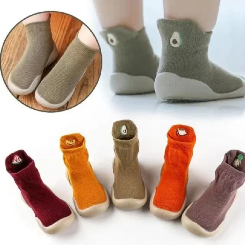 Crianças sapatos antiderrapantes bebê recém-nascido da criança meninas algodão antiderrapante meias de chão infantil meninos sola de borracha dos desenhos animados tênis internos