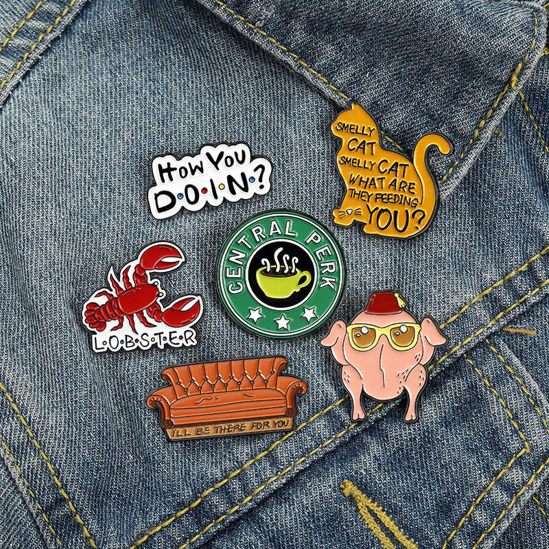 Neue kreative amerikanische TV-Serie Freunde Pin Cartoon niedlichen Hummer Sofa geformt Buchstaben Pin Abzeichen