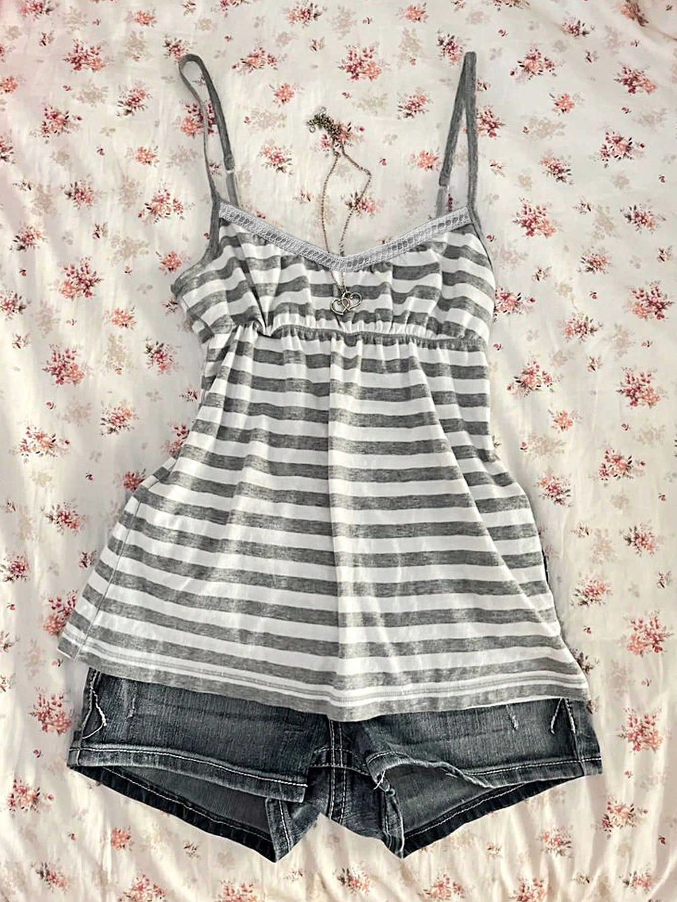 Damska letnia bluzka bez rękawów w stylu retro Y2K w paski, top typu cami z koronkowym wykończeniem przy szyi.
