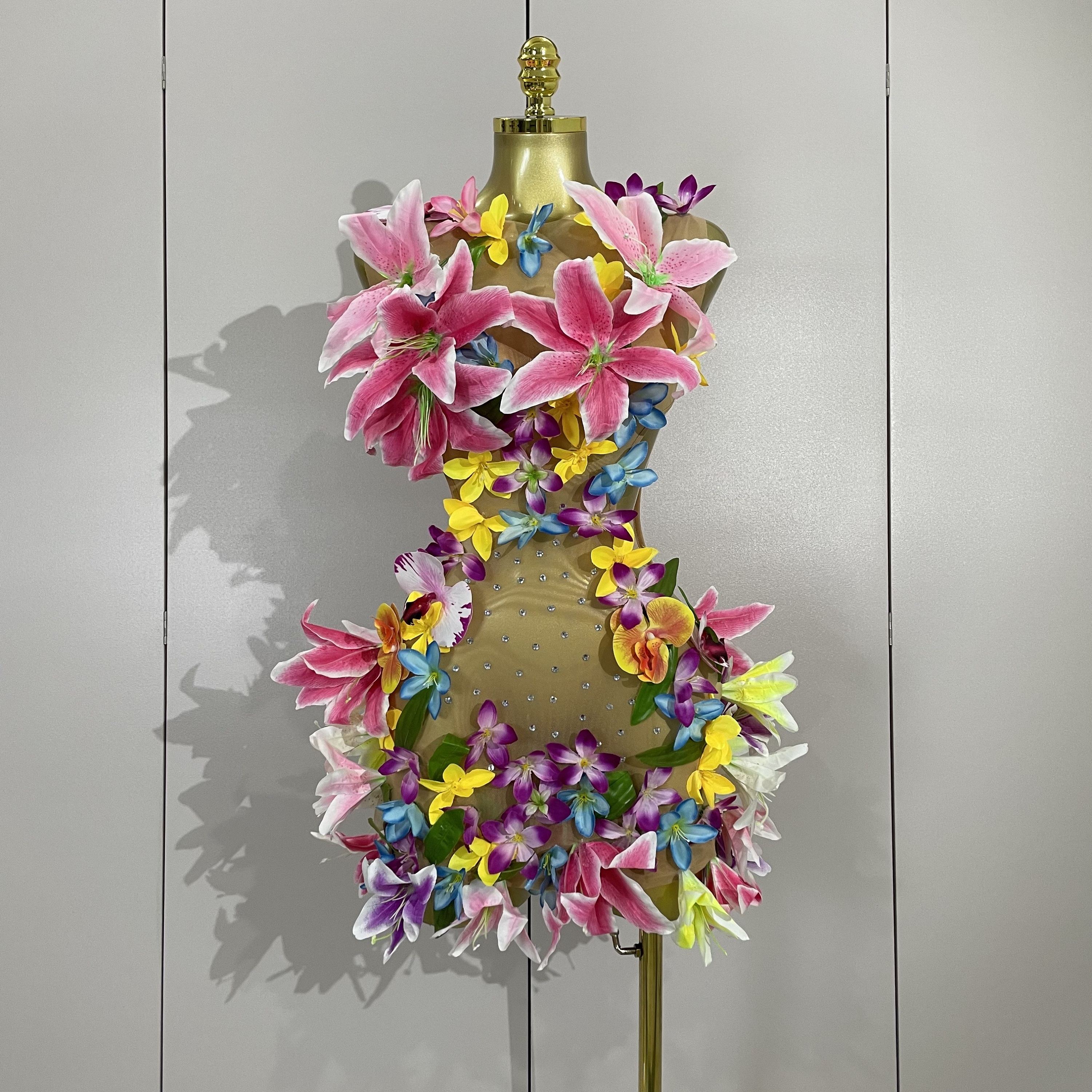 Vestidos de fiesta de cumpleaños de noche para mujer, minivestido transparente de malla Sexy sin mangas con flores coloridas, ropa de escenario para bailarina y club nocturno