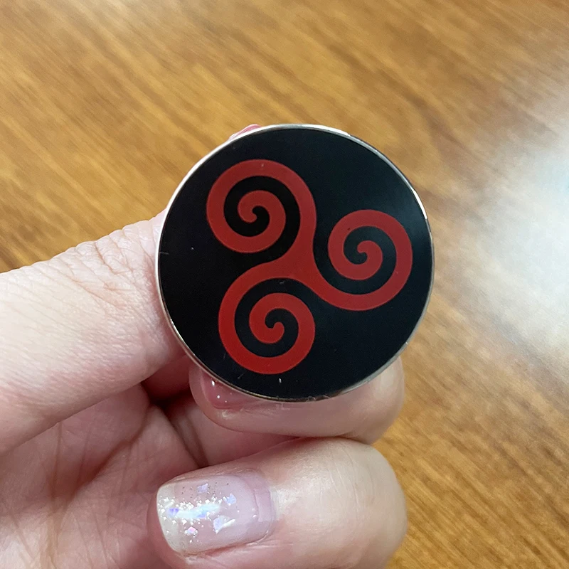 Simbol Triskelion merah lencana simbol Triskel lambang simbol kuno Triskele Enamel kancing Pin
