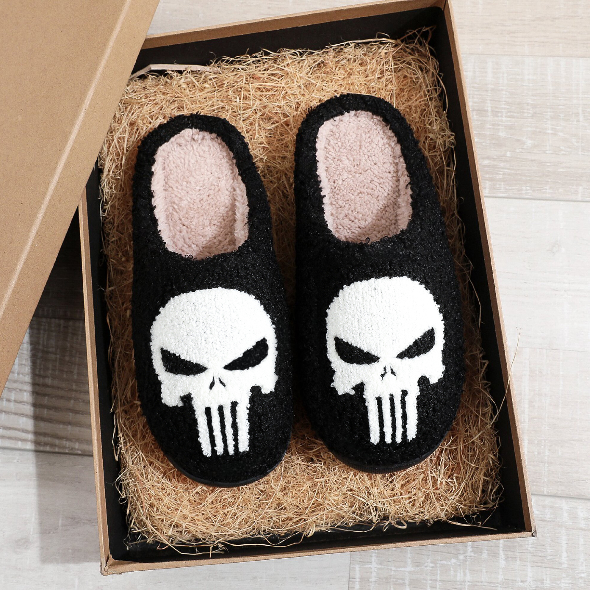 Punisher Skull Pattern Fashion Embroider Plush Home Thick-Soled Comfortable Woolen Cotton Slippers Personalized Warm Non-Slip Indoor Slippers for Men and Women Can Wear Halloween Christmas Gifts