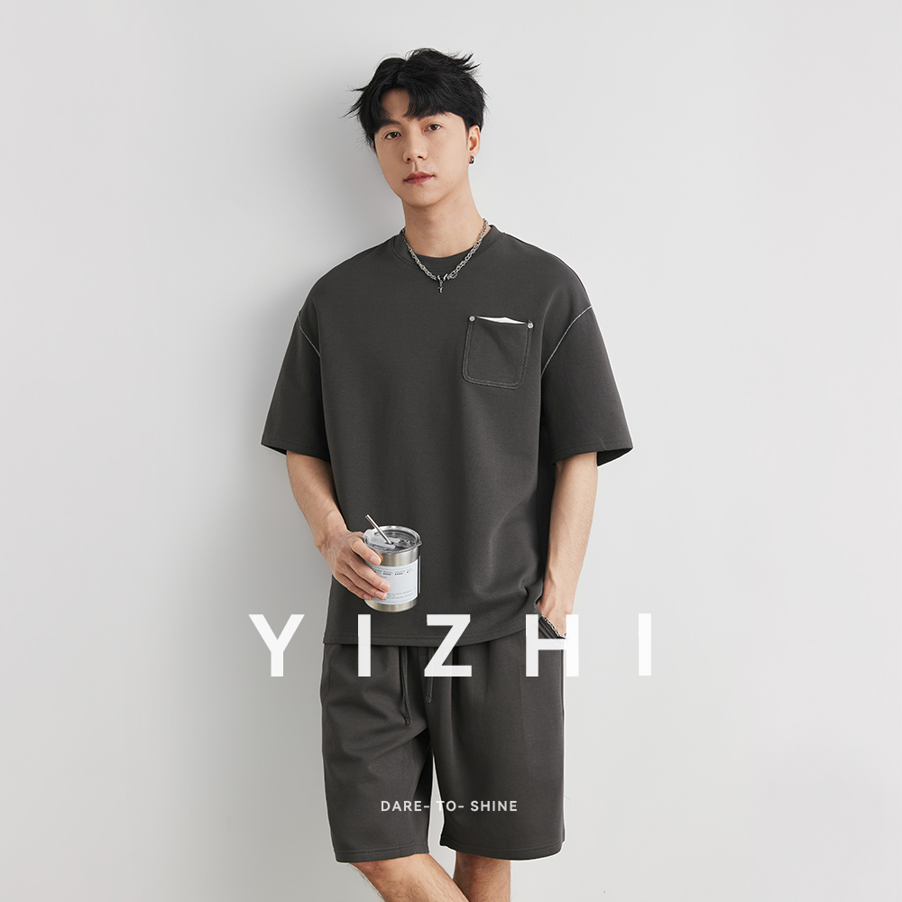 Conjunto Masculino de Camiseta Casual com Bolso e Costura Contrastante e Shorts - Verão, Cor Sólida, Solto e Confortável, Manga Curta, 2 Peças