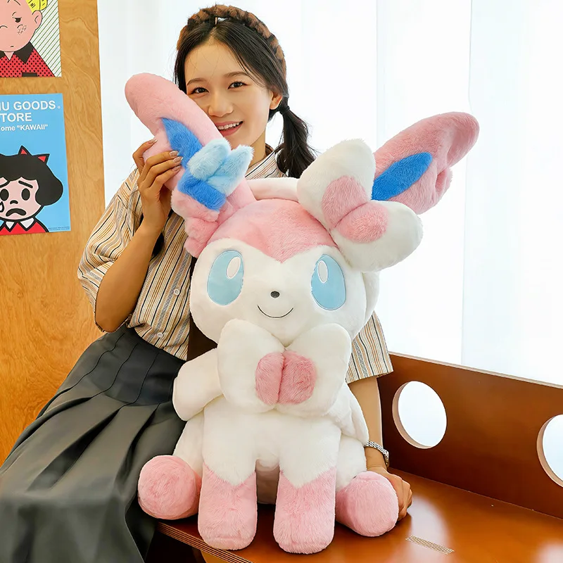 Peluche de Sylveon en Posición Sentada, Suave y Abrazable, Muñeco de Peluche de Anime, Almohada Decorativa de Estilo Japonés para Sofá, Cama, Decoración del Hogar, Regalos