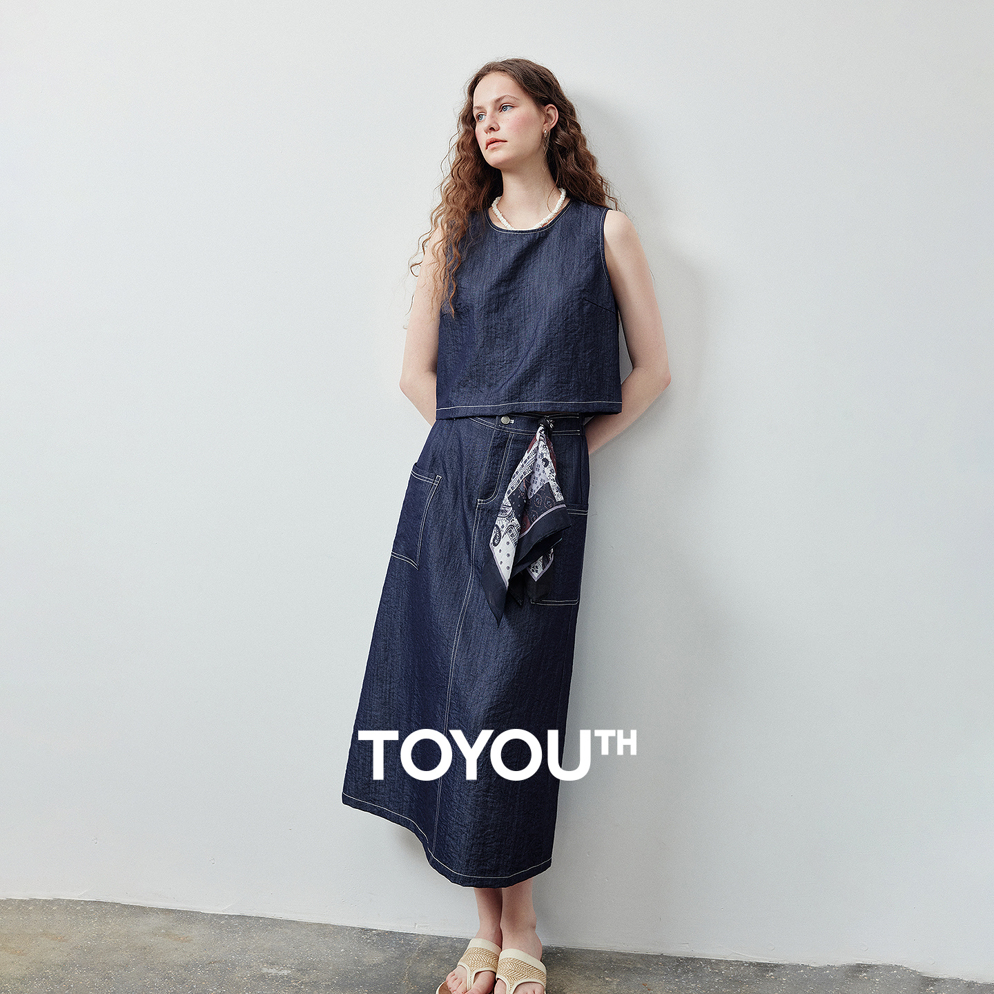 Conjunto Feminino TOYOUTH de Duas Peças Verão 2026: Top Cropped Sem Mangas e Saia com Fenda em Imitação Jeans Franzido – Estilo Elegante e Moderno