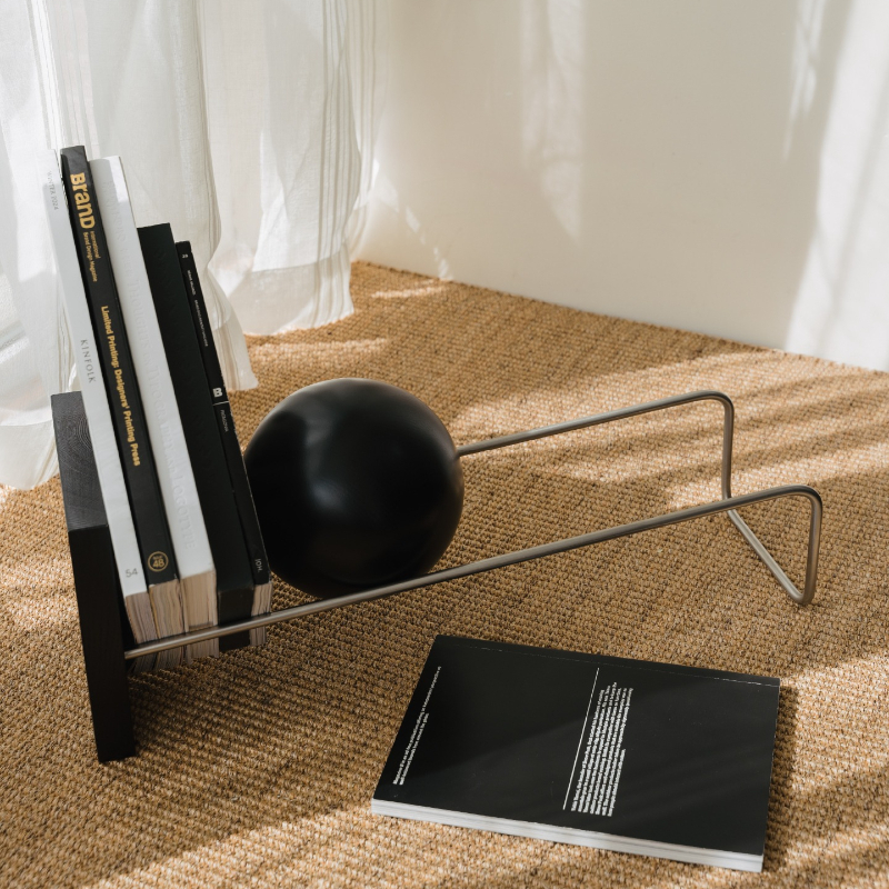 Tijdschriftenrek in Bauhaus-stijl met houten bal Moderne vinylplatenplank Roestvrijstalen ronde bal Boekensteunen voor opslag en display