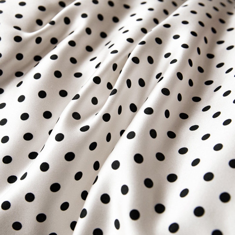 Nieuwe 19 Momme Polka Dot zijden crepe de chine stof voor kleding, 100% moerbeizijde, zwart-wit polka dot, geschikt voor het maken van pyjama's.