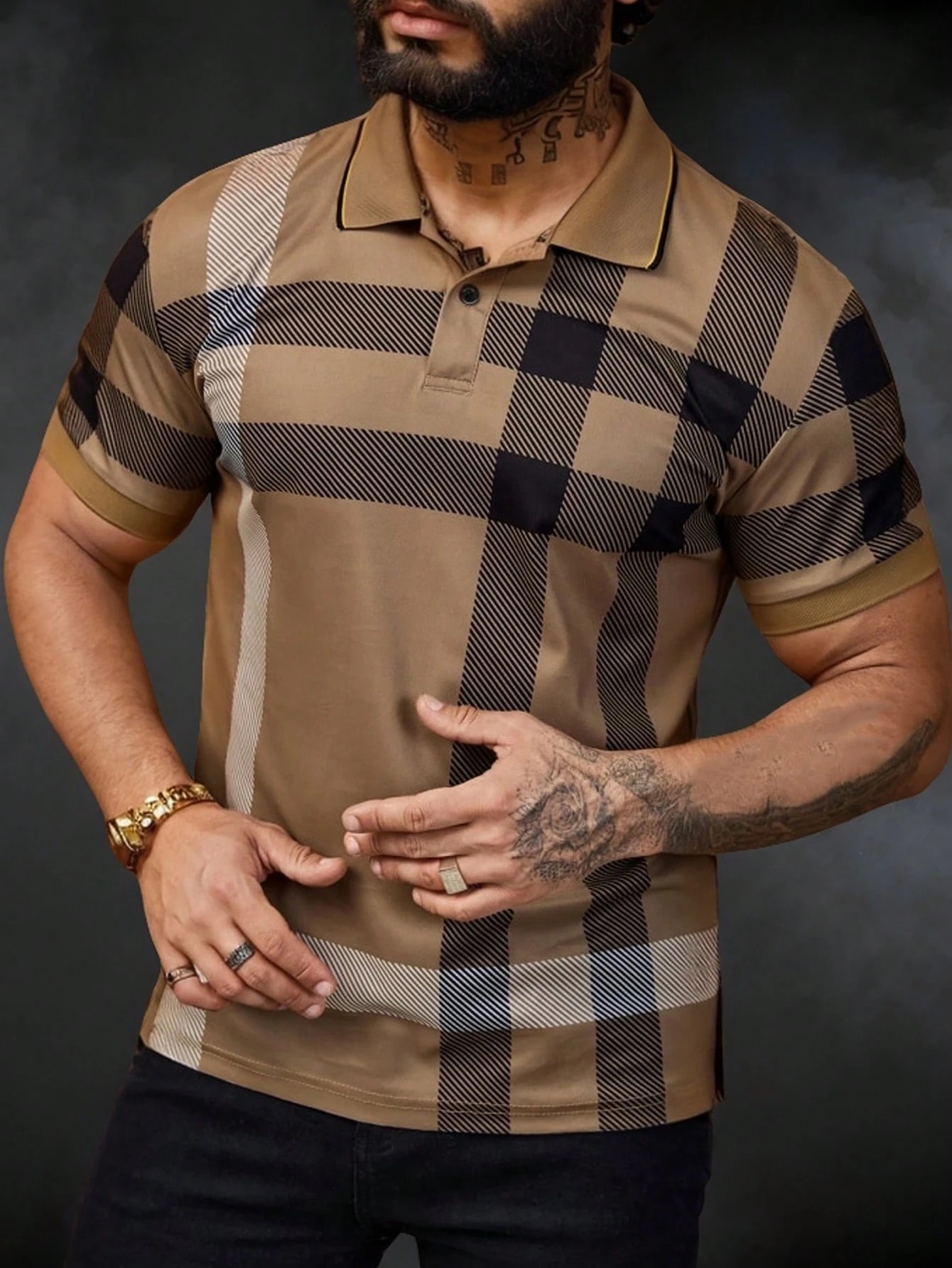 La nueva camiseta POLO de manga corta para hombre para el verano de 2025, presenta una estampado de rayas 3D informal y de moda.