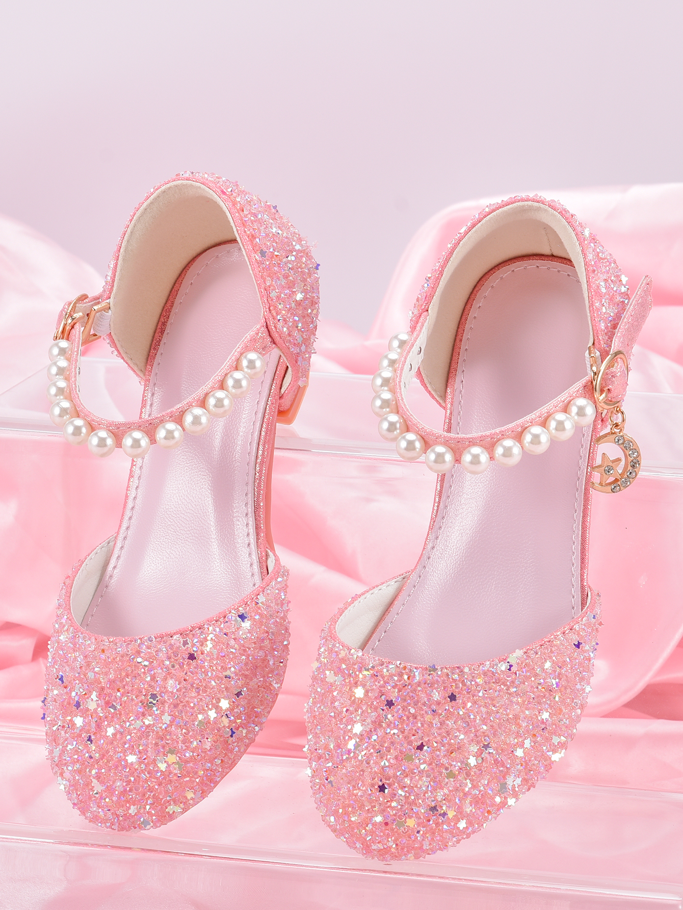 Sapatos de salto alto estilo princesa para meninas com decoração de pingente de estrela brilhante, adequados para vestido e festa de aniversário