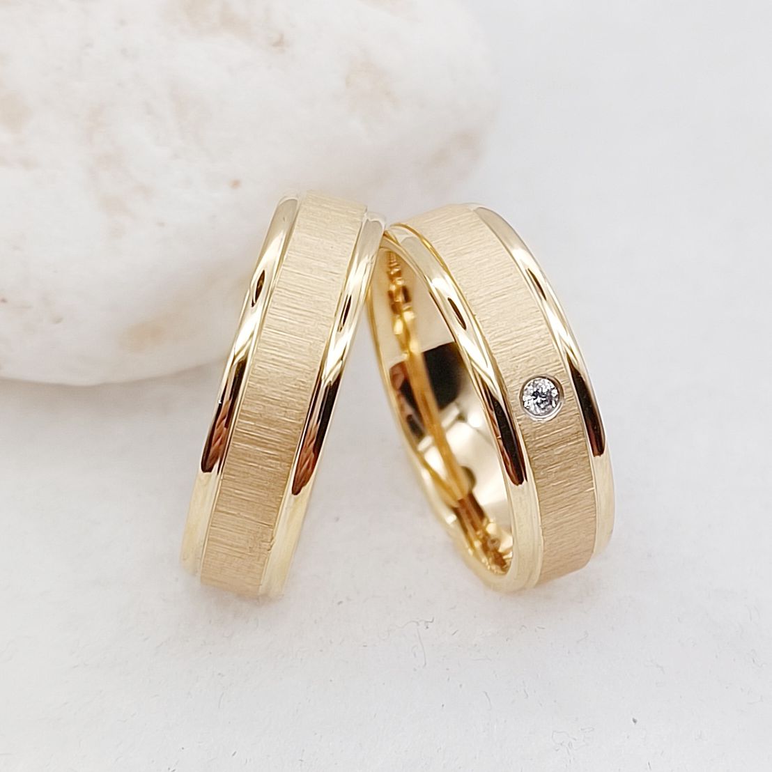 ชุดแหวนแต่งงานสําหรับผู้ชายและผู้หญิง Handmade Unique Designer Matte 24k Gold Plated เครื่องประดับไทเทเนียมแหวนคู่รัก