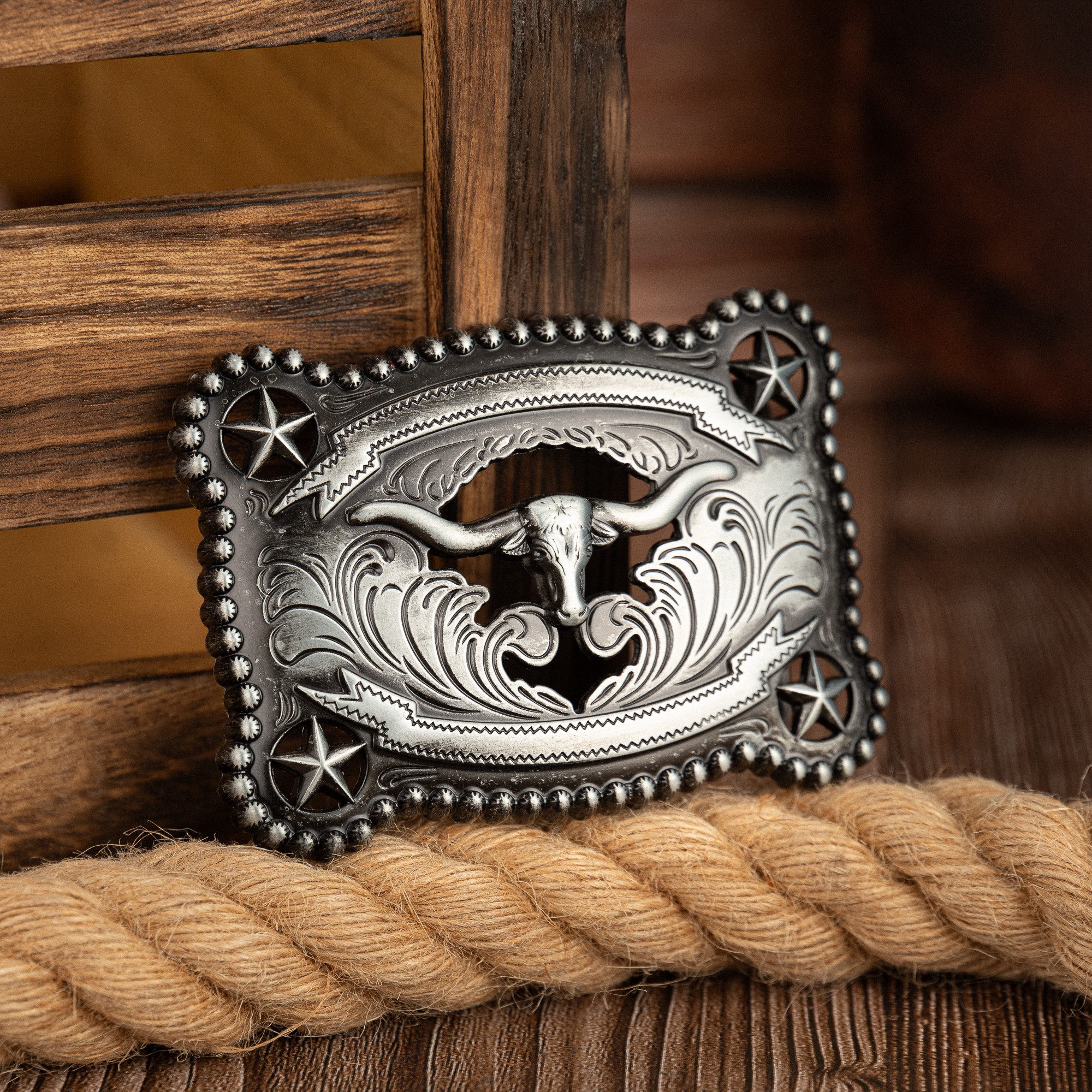 Uma fivela oca de cabeça de touro de cinco estrelas com anel de quatro cantos, fivela de cinto novidade masculina ocidental de moda retrô, estilo viking pode