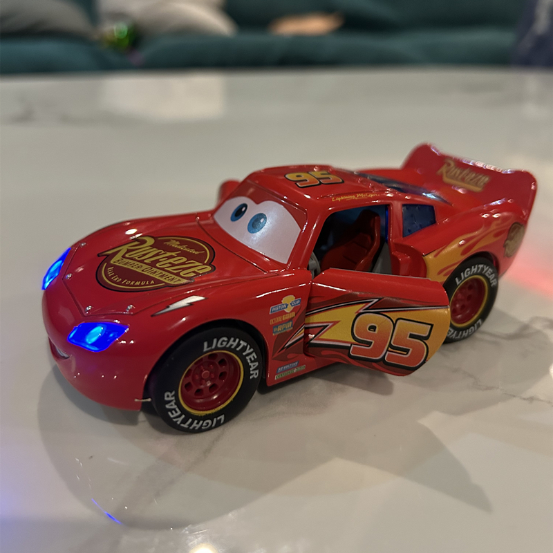 Mobil Model Toy Story 3 Lightning Mcqueen Logam Diecast Dengan Lampu, Roda Inersia Tarik Mundur, Mobil Mainan Yang Dapat Membentakkan Lidah