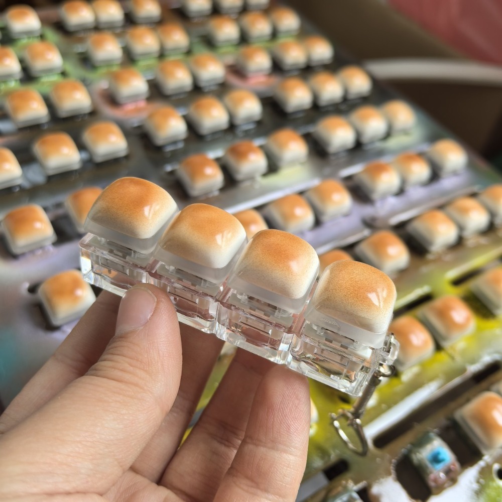 Llavero con diseño de pan de caramelo, teclas con botón, tapa de teclado para dedo, alivio del estrés, botón de pan al vapor, llavero