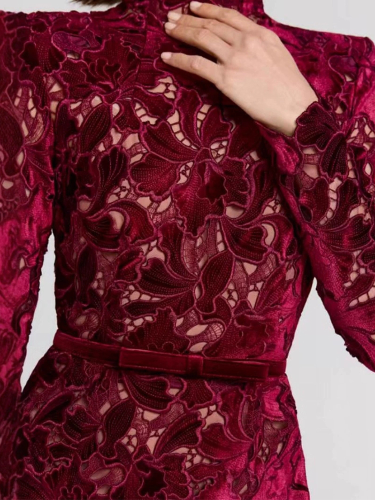 Freizeit- und Komfortkleid mit Spitzenjacquard, Rundhalsausschnitt, langen Ärmeln, schmaler Passform, im Socialite-Stil, für Bankette und Abendveranstaltungen.