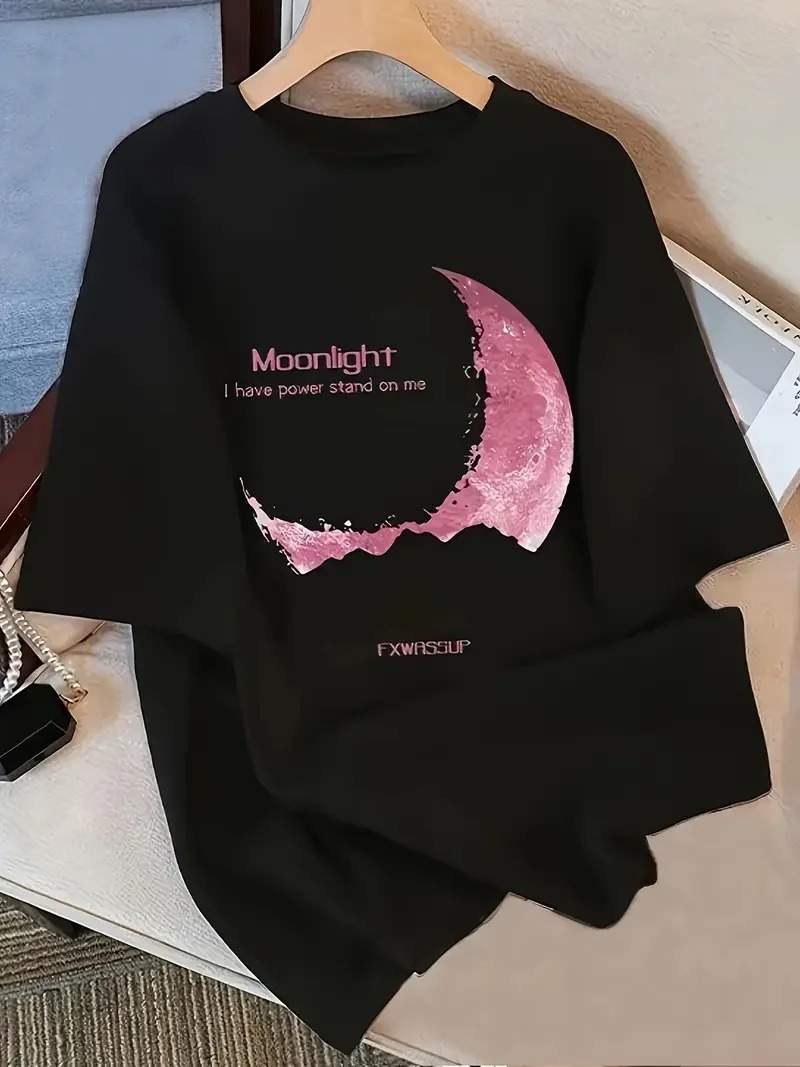 เสื้อยืดแขนสั้นผู้หญิงพิมพ์ลายพระจันทร์สีชมพูและคำว่า “แสงจันทร์” เป็นเสื้อยืดกราฟิกที่มีศิลปะและทันสมัยสไตล์วินเทจ Y2K