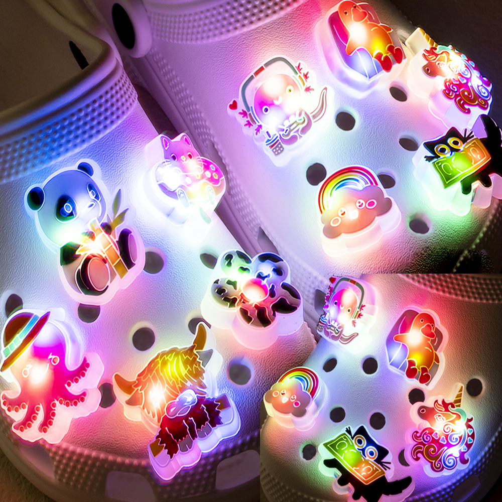 Dijes de zapatos LED de corazón rosa para niñas, lindos accesorios de Pin de gato mariposa para zapatos, decoración de hebilla de zueco de flor con mango de juego
