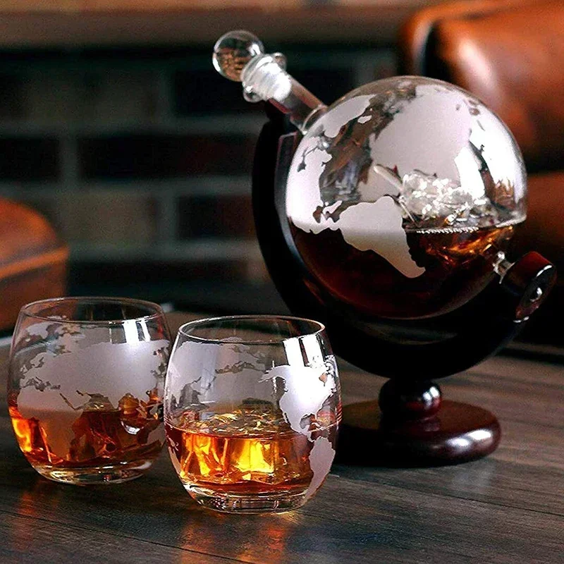 Set creativo di decanter a globo con caraffa senza piombo Squisito supporto in legno e 2 bicchieri da whisky Decanter per whisky Regalo di grado globo
