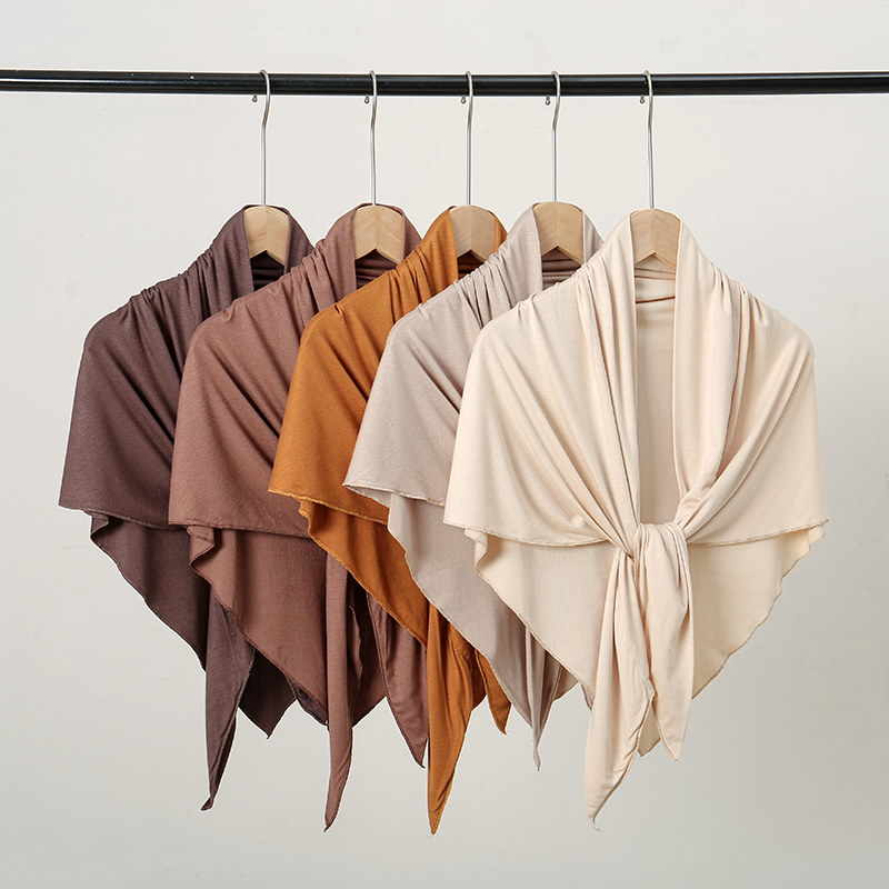 Venta al por mayor Ramadán bufanda triangular lisa Jersey Modal sólido Hijab elasticidad chales musulmanes bufanda algodón Islam chales y chales