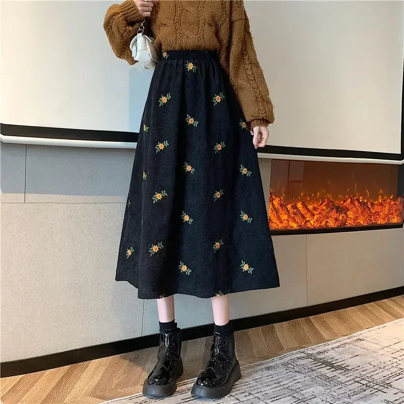 Vintage Corduroy กระโปรงผู้หญิงฤดูใบไม้ร่วงฤดูหนาวใหม่หลวมเย็บปักถักร้อยดอกไม้สูงเอวยาวกระโปรงหญิง